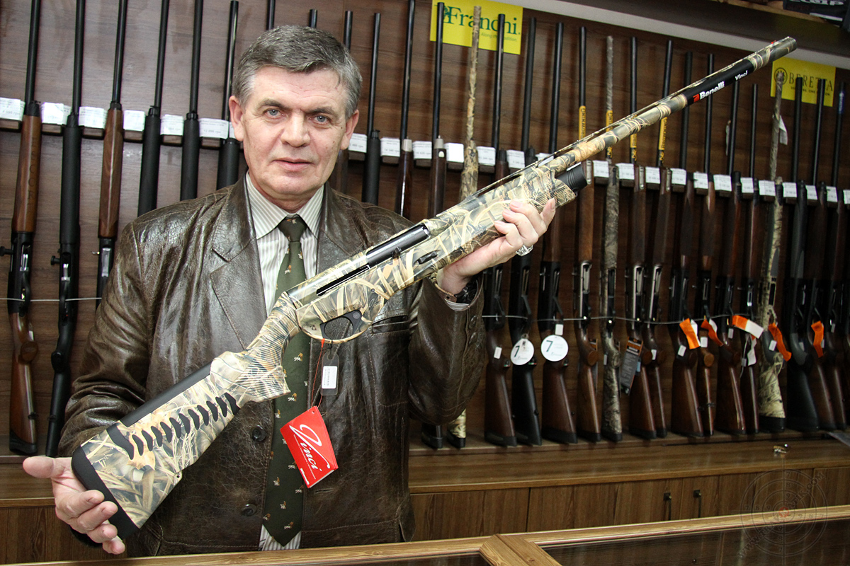 Arms dealing. Охотничье ружье с магазином. Удобное оружие для охоты. Сафари оружейный. Охотничьи пистолеты в магазине.